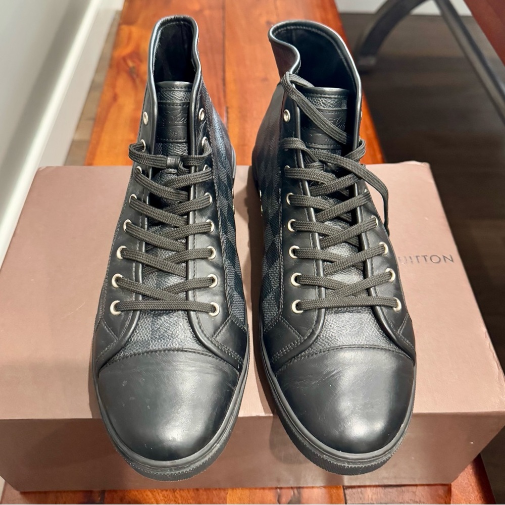 Men’s Louis Vuitton Black Sneakers Luxurious and Versatile